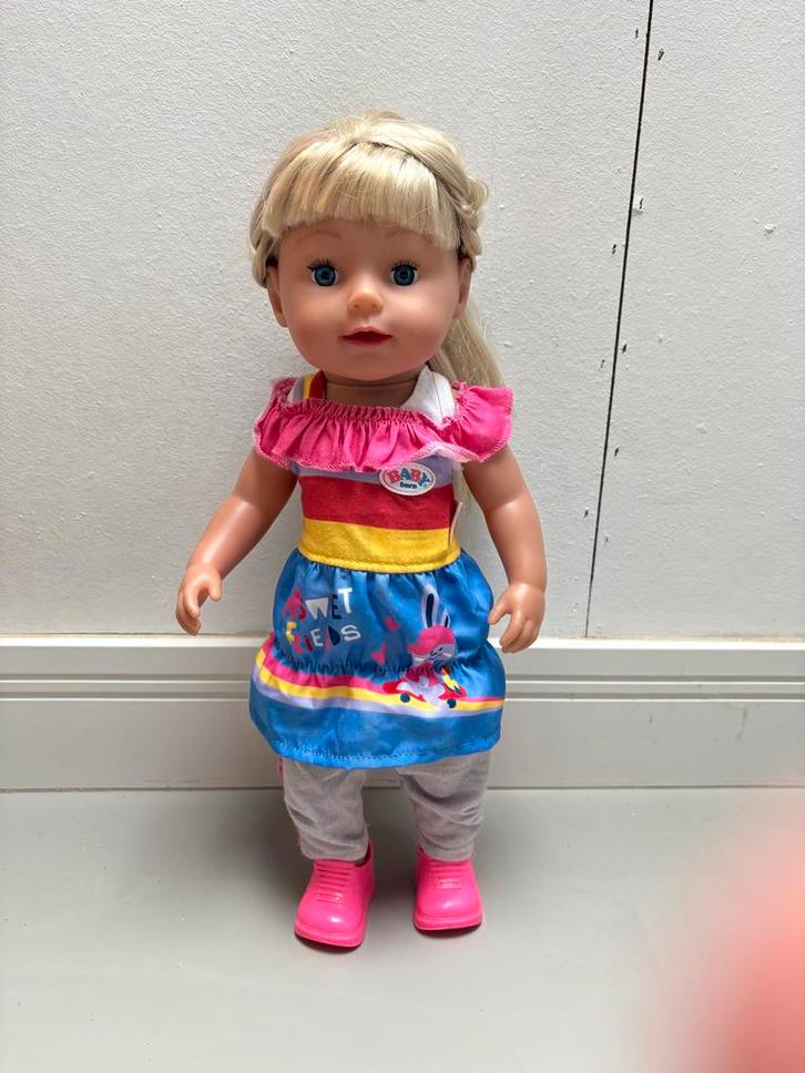 Baby born poppen, kledingsets en tafelzitje, Kinderen en Baby's, Speelgoed | Poppen, Zo goed als nieuw, Babypop, Ophalen of Verzenden
