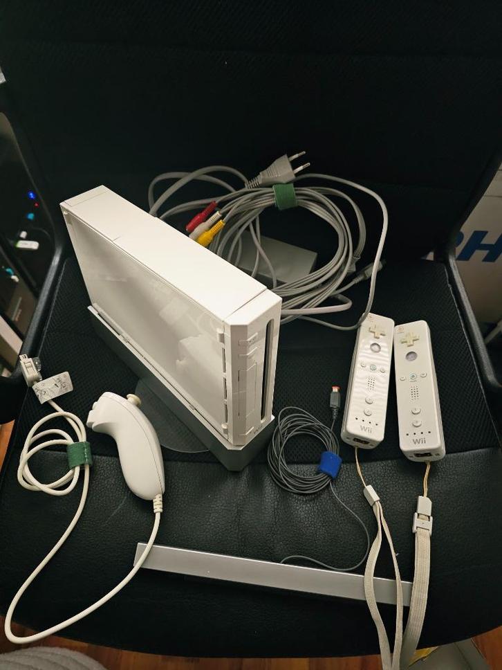 Nintendo Wi, Spelcomputers en Games, Spelcomputers | Nintendo Wii, Zo goed als nieuw, Met 2 controllers, Met games, Ophalen of Verzenden