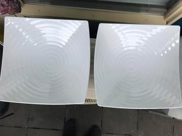 Twee mooie witte vierkante schalen, De afmetingen: 35x35cm beschikbaar voor biedingen