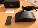 Prada Zonnebril - Zo goed als nieuw, Sieraden, Tassen en Uiterlijk, Zonnebrillen en Brillen | Dames, Zonnebril, Prada, Zwart, Ophalen of Verzenden
