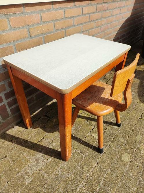 Mooie vintage kindertafel met formicablad en stoel, Kinderen en Baby's, Kinderkamer | Tafels en Stoelen, Gebruikt, Tafel(s) en Stoel(en)