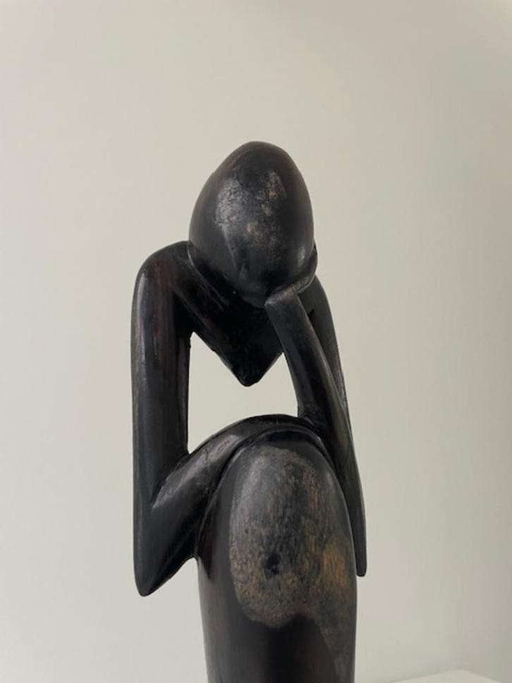Gestileerd houten beeld ‘De Denker’, Antiek en Kunst, Kunst | Beelden en Houtsnijwerken, Ophalen of Verzenden