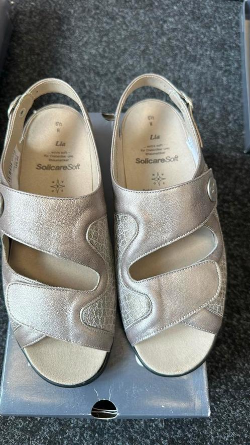 11) taupe kleur, leren sandalen maat 6,5 (40), Kleding | Dames, Schoenen, Nieuw, Sandalen of Muiltjes, Overige kleuren, Ophalen of Verzenden