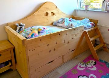 Handgemaakt kinderbed steigehout met hartjes+nachtkastje beschikbaar voor biedingen