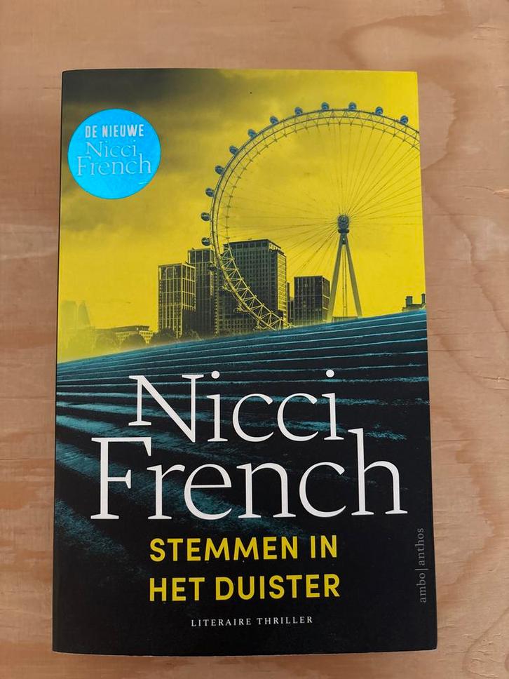 Stemmen in het duister - Nicci French, Boeken, Thrillers, Zo goed als nieuw, Nederland, Ophalen of Verzenden