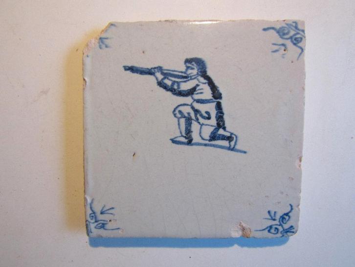 een 17e eeuwse tegel met een schutter, Antiek en Kunst, Antiek | Wandborden en Tegels, Ophalen of Verzenden