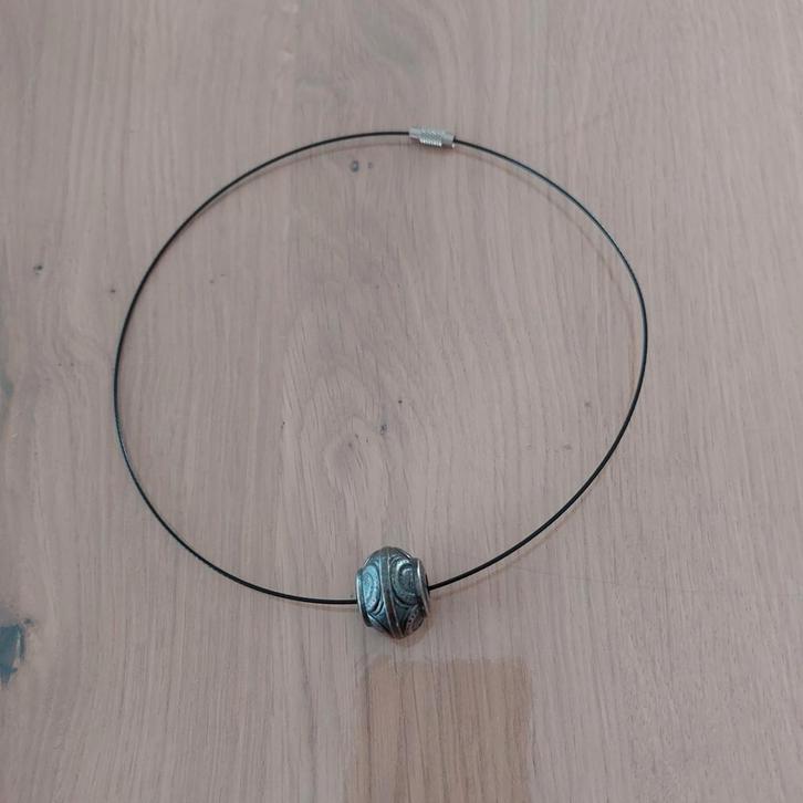 Halsketting met grote kraal, Sieraden, Tassen en Uiterlijk, Kettingen, Zo goed als nieuw, Overige materialen, Zwart, Met hanger