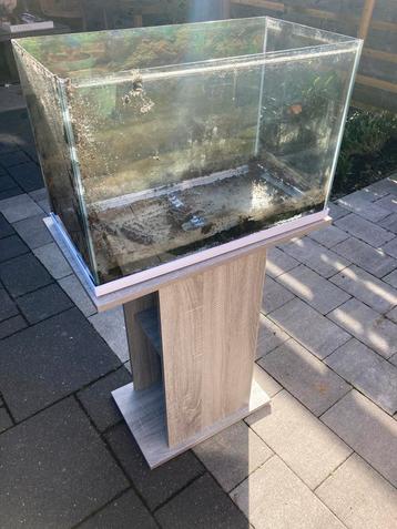 Aquarium met toebehoren. beschikbaar voor biedingen