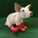 Varken zittend met rode laarzen polkadot groot, Tuin en Terras, Ophalen of Verzenden, Nieuw, Kunststof, Dierenbeeld