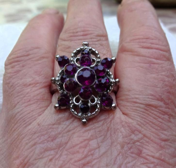 Zilverkleurige ring paarse glas glimmertjes, Sieraden, Tassen en Uiterlijk, Ringen, Gebruikt, Dame, 17 tot 18, Zilver, IJzer of Staal