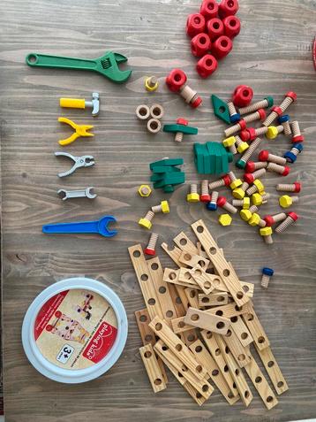 Ton met houten bouw speelgoed beschikbaar voor biedingen