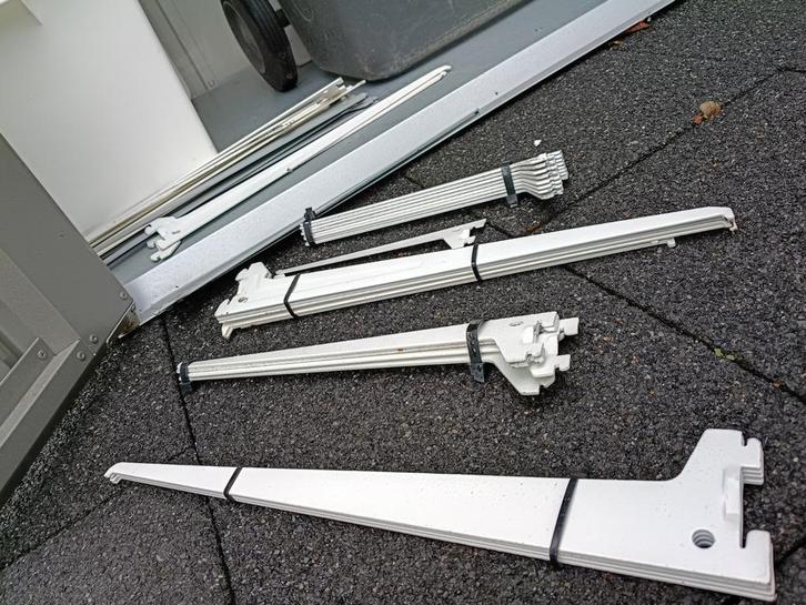 Ijzeren ophang beugels verschillende maten . Met rails., Doe-het-zelf en Verbouw, IJzerwaren en Bevestigingsmiddelen, Zo goed als nieuw