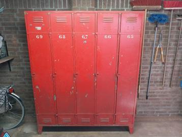 Vintage lockerkast beschikbaar voor biedingen