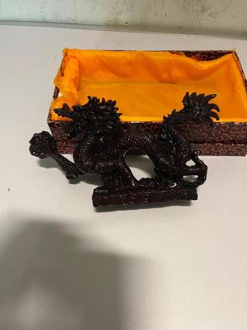 Donkergekleurde Drakenfiguur met Bijpassende Bewaardoos beschikbaar voor biedingen