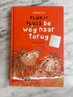 Pluk en Pluis: De Weg Naar Terug - Mathilde Stein, Boeken, Ophalen of Verzenden, Zo goed als nieuw, Fictie algemeen
