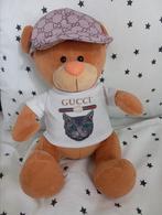 Lief beertje met Gucci shirt, Verzamelen, Beren en Cherished Teddies, Ophalen of Verzenden, Nieuw, Stoffen beer, Overige merken
