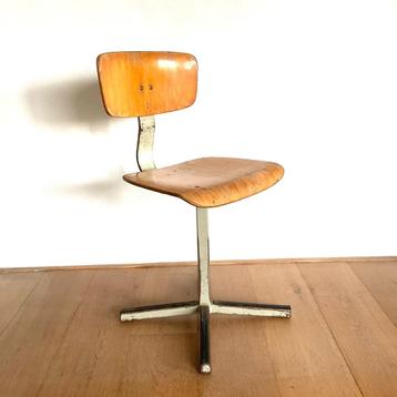 Vintage kinderstoel schoolstoel beschikbaar voor biedingen