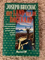 Het Land van de Dageraad - Joseph Bruchac, Ophalen of Verzenden, Gelezen, Nederland