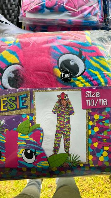Vrolijke onesie maat 110-116 beschikbaar voor biedingen