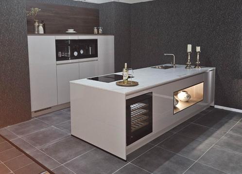 Luxe hoogglans zand-kleurige showroomkeuken, greep loos met, Huis en Inrichting, Keuken | Complete keukens, Nieuw, Overige typen