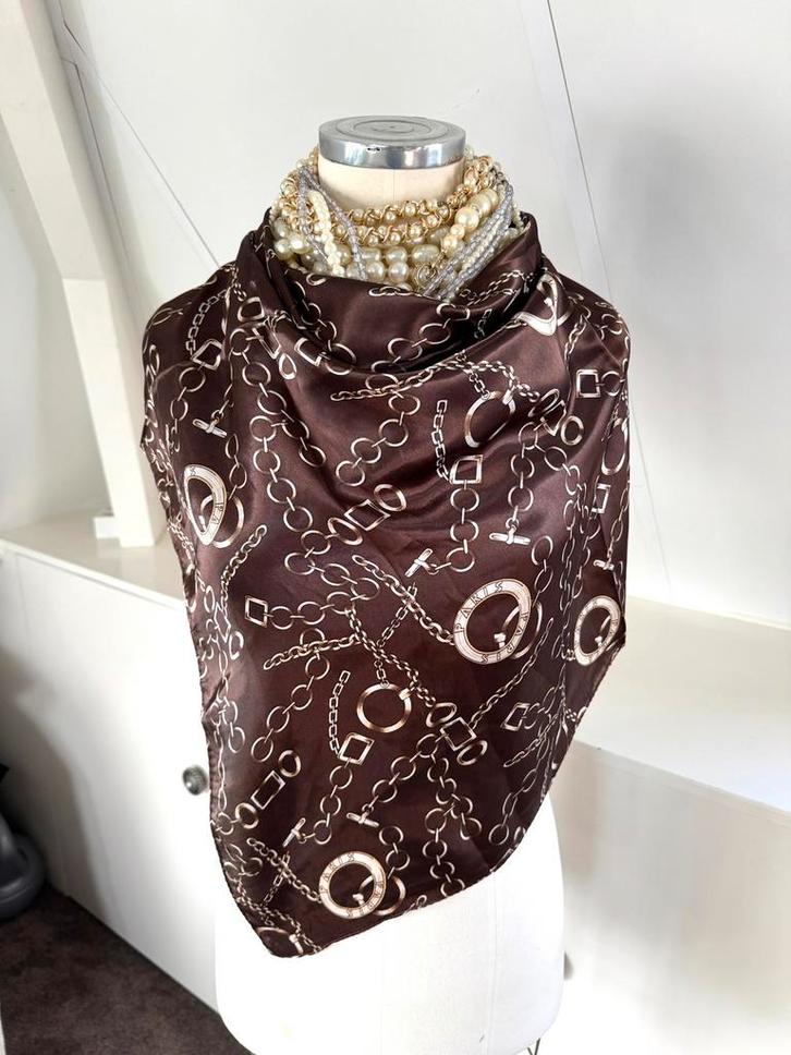 vintage bruine nieuwe sjaal shawl dessin CHCS 90 x 90 cm, Kleding | Dames, Mutsen, Sjaals en Handschoenen, Nieuw, Sjaal, Ophalen of Verzenden
