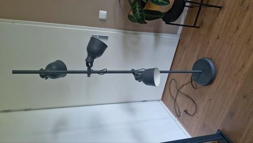 Ikea Hektar staande lamp 3 spots donkergrijs, Huis en Inrichting, Lampen | Vloerlampen, Zo goed als nieuw, 150 tot 200 cm, Ophalen
