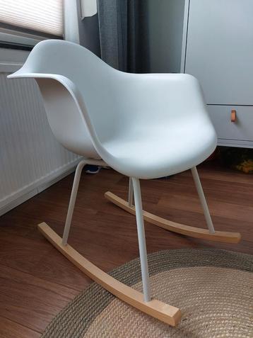 Schommelstoel - kuipstoel wit / hout beschikbaar voor biedingen
