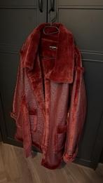 PrettyLittleThing Jas Bordeaux Maat 36 burgundy faux fur, Kleding | Dames, Jassen | Winter, Prettylittlething, Nieuw, Ophalen of Verzenden