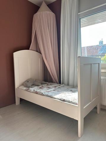 Houten peuterbed (incl matras & dekbed) beschikbaar voor biedingen