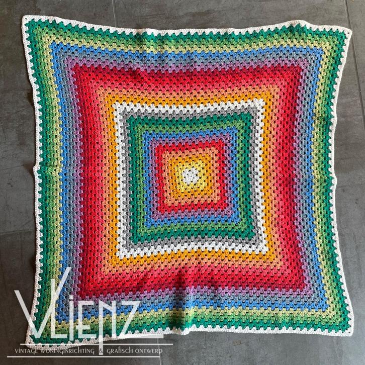 Gehaakte retro baby sprei, deken, kleed regenboog, Antiek en Kunst, Curiosa en Brocante, Ophalen of Verzenden