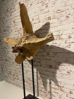 Houten decoratie / beeld op metalen voet, Antiek en Kunst, Ophalen