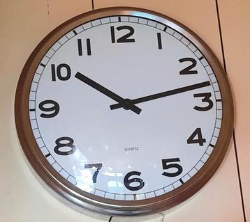 Wandklok rvs rand 32 cm witte wijzerplaat op AA batterij beschikbaar voor biedingen