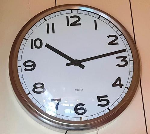 Wandklok rvs rand 32 cm witte wijzerplaat op AA batterij, Huis en Inrichting, Woonaccessoires | Klokken, Zo goed als nieuw, Wandklok