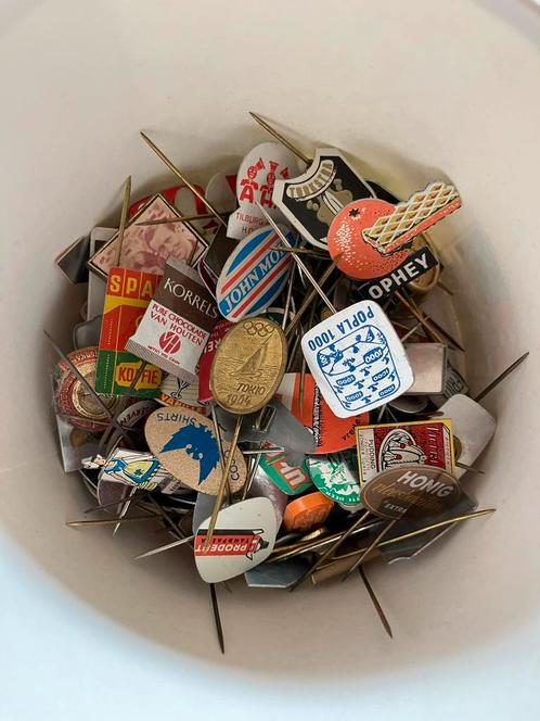 Verzameling pins, speldjes, buttons, vintage, pin, 120 stuks, Verzamelen, Complete verzamelingen en Collecties, Ophalen