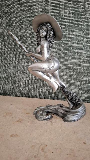 Tattooed Temptress Witch beschikbaar voor biedingen