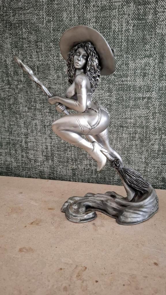 Tattooed Temptress Witch, Verzamelen, Beelden en Beeldjes, Verzenden