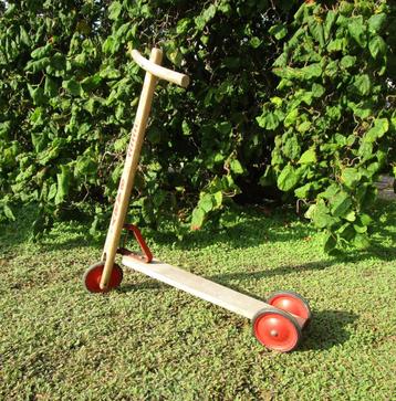 Houten stepje. beschikbaar voor biedingen