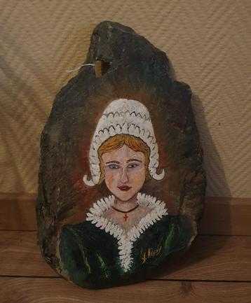 Beschilderde leisteen met een vrouw in klederdracht beschikbaar voor biedingen