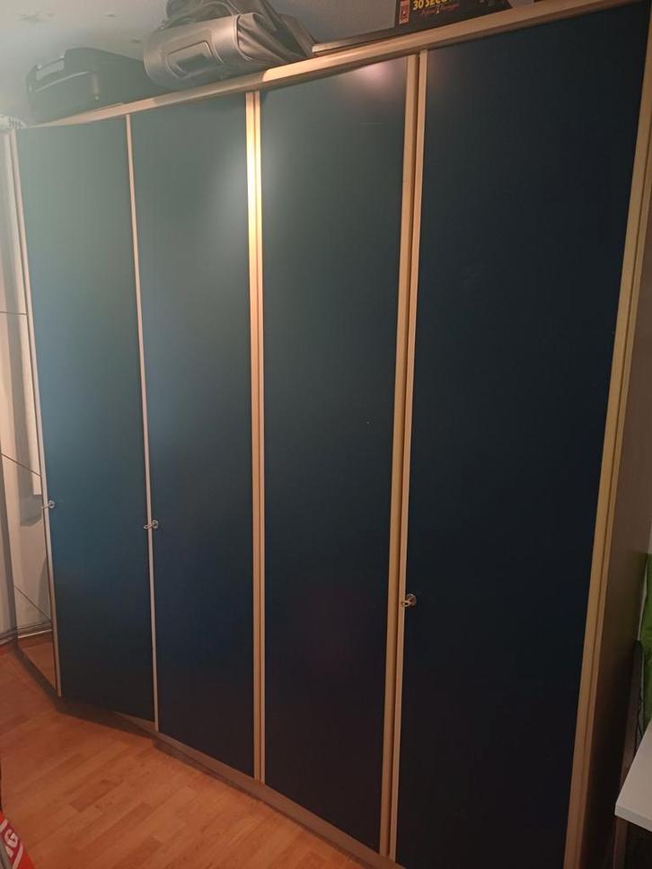 Ruime 5-deurs kledingkast met spiegeldeur in blauw., Huis en Inrichting, Kasten | Kledingkasten, Ophalen of Verzenden