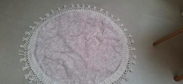 Rond vloerkleed met franjes beschikbaar voor biedingen