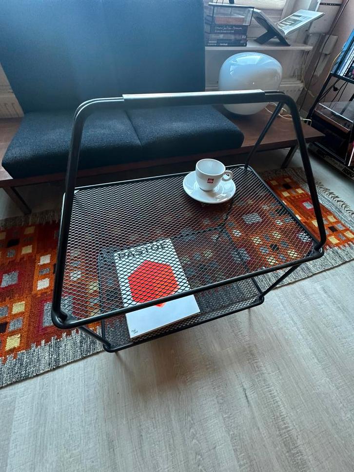 Ikea hay tafeltje zwart ypperlig tijdschriftenrek, Huis en Inrichting, Tafels | Sidetables, Zo goed als nieuw, 25 tot 50 cm, 50 tot 100 cm