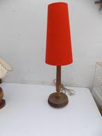 Vintage tafellamp met houten poot retro oranje kap, Ophalen of Verzenden