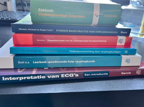Boeken 1e jaars Medische hulpverlening, Boeken, Studieboeken en Cursussen, Zo goed als nieuw, HBO, Beta, Ophalen of Verzenden