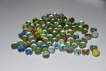 Oude glazen knikkers kattenogen veelkleurige pluimen 80 beschikbaar voor biedingen