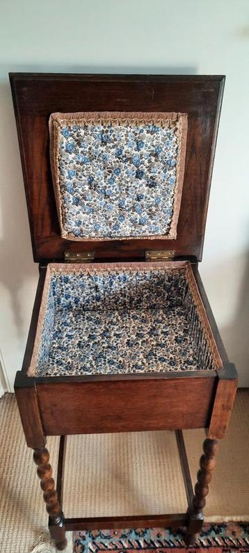 Vintage Brocante Handwerk tafel  beschikbaar voor biedingen