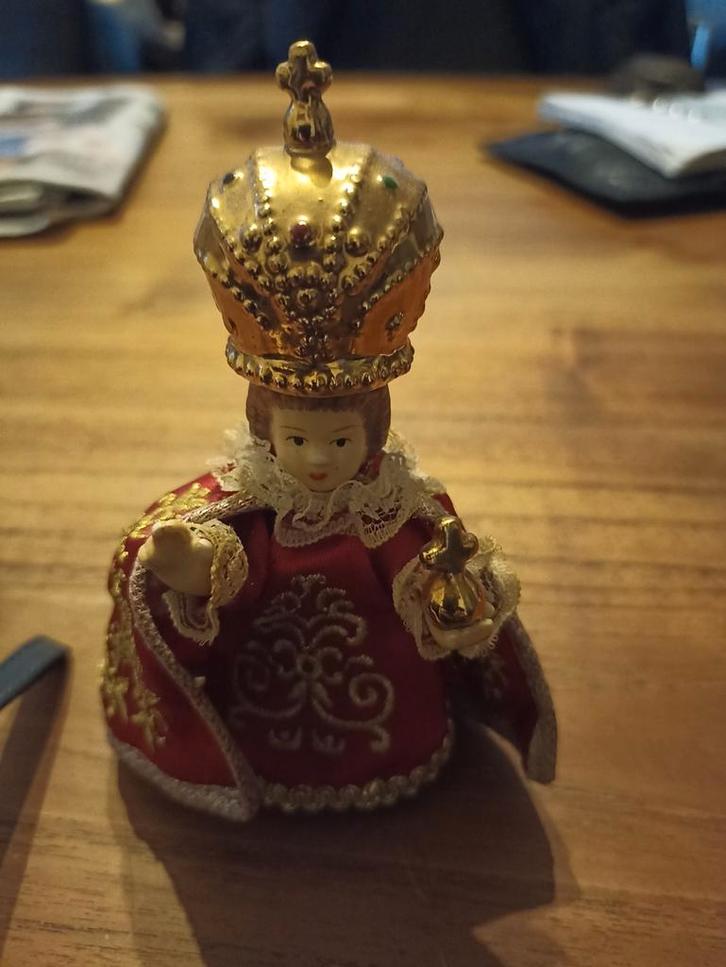 Puntgaaf Jezusbeeldje, wit porselein, rode jurk en cape 15cm, Antiek en Kunst, Antiek | Religie, Ophalen of Verzenden