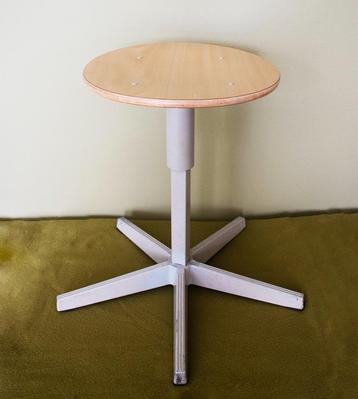 2 verstelbare vintage atelierkrukken / industriële krukken beschikbaar voor biedingen
