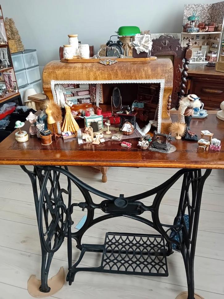 Miniaturen Poppenhuis 1:12  in oude naaimachinekap, Hobby en Vrije tijd, Modelbouw | Auto's en Voertuigen, Gebruikt, Overige typen