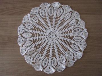 leuk wit brocant gehaakt kleedje beschikbaar voor biedingen