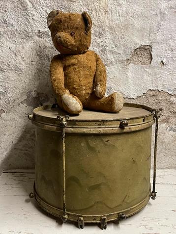 Brocante oude muziek trommel beschikbaar voor biedingen